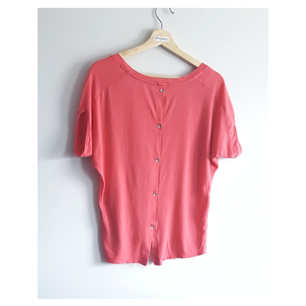▪︎Express▪︎Button Back Tux Tail Wedge Tee - Picture 8 of 8